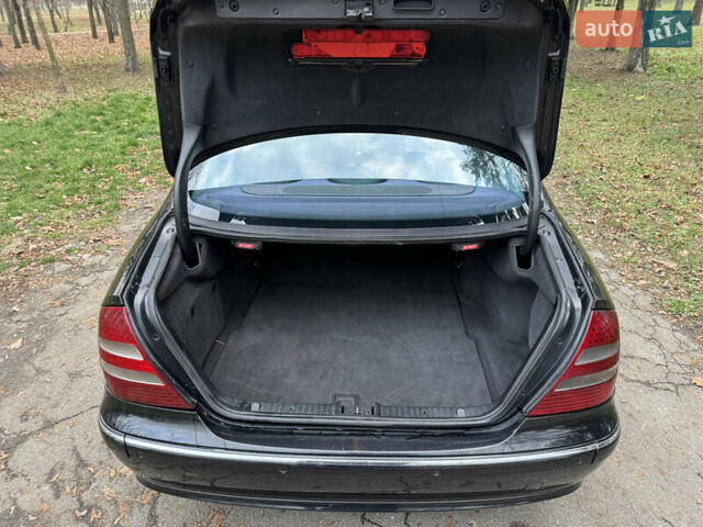 Черный Мерседес Е-Класс, объемом двигателя 3.2 л и пробегом 340 тыс. км за 2999 $, фото 13 на Automoto.ua