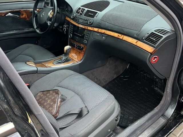 Черный Мерседес Е-Класс, объемом двигателя 2.2 л и пробегом 298 тыс. км за 2650 $, фото 5 на Automoto.ua