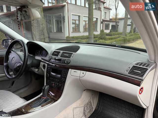 Черный Мерседес Е-Класс, объемом двигателя 2.2 л и пробегом 350 тыс. км за 5499 $, фото 11 на Automoto.ua