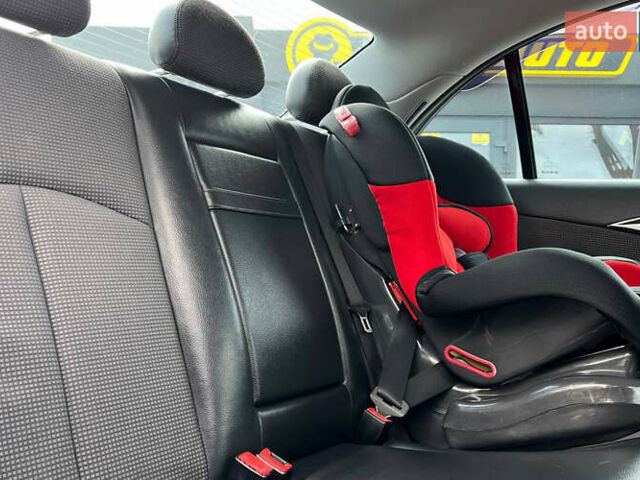 Черный Мерседес Е-Класс, объемом двигателя 1.8 л и пробегом 330 тыс. км за 9000 $, фото 18 на Automoto.ua