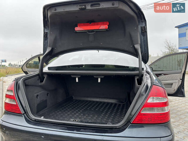 Черный Мерседес Е-Класс, объемом двигателя 3.22 л и пробегом 401 тыс. км за 6600 $, фото 45 на Automoto.ua