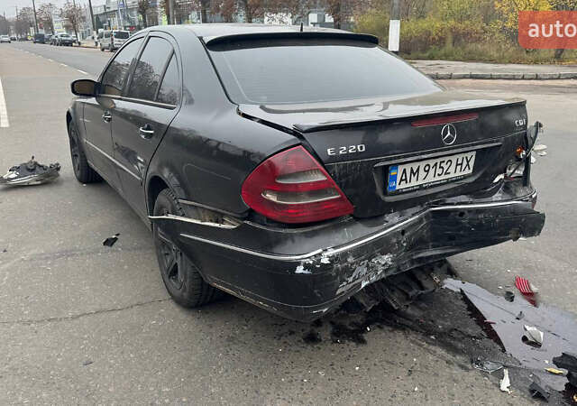 Черный Мерседес Е-Класс, объемом двигателя 2.2 л и пробегом 388 тыс. км за 3400 $, фото 12 на Automoto.ua