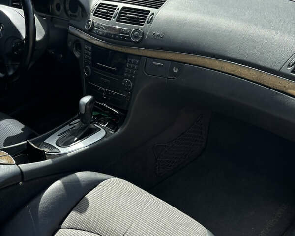 Черный Мерседес Е-Класс, объемом двигателя 1.8 л и пробегом 385 тыс. км за 7200 $, фото 13 на Automoto.ua