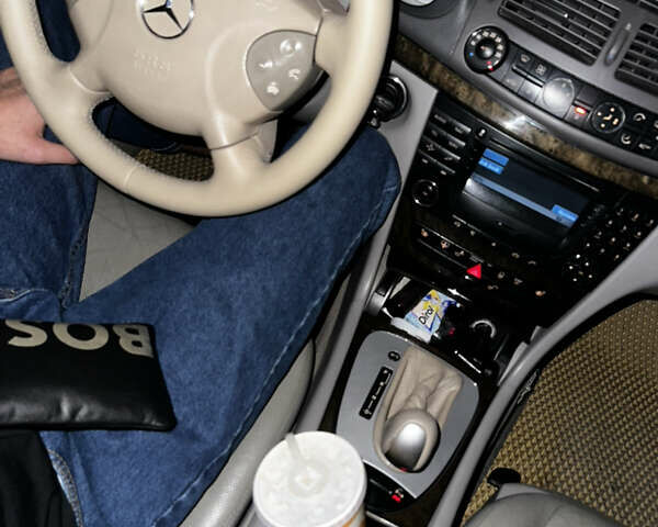 Черный Мерседес Е-Класс, объемом двигателя 2.6 л и пробегом 346 тыс. км за 6400 $, фото 16 на Automoto.ua