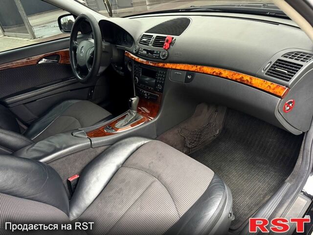 Черный Мерседес Е-Класс, объемом двигателя 1.8 л и пробегом 220 тыс. км за 5950 $, фото 6 на Automoto.ua