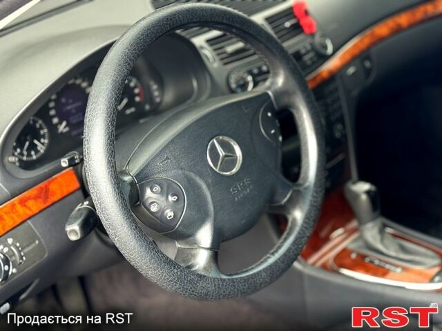 Черный Мерседес Е-Класс, объемом двигателя 1.8 л и пробегом 220 тыс. км за 5950 $, фото 4 на Automoto.ua