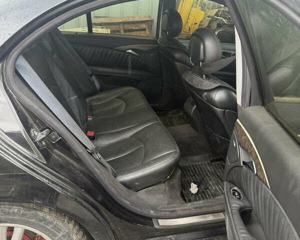 Черный Мерседес Е-Класс, объемом двигателя 2.2 л и пробегом 400 тыс. км за 4600 $, фото 5 на Automoto.ua