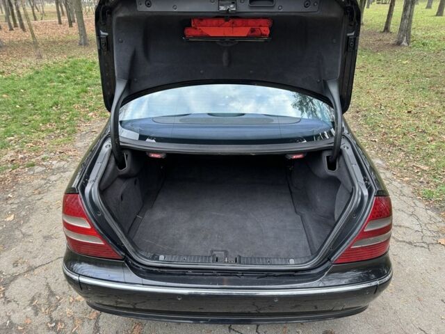 Черный Мерседес Е-Класс, объемом двигателя 3.2 л и пробегом 340 тыс. км за 2850 $, фото 12 на Automoto.ua