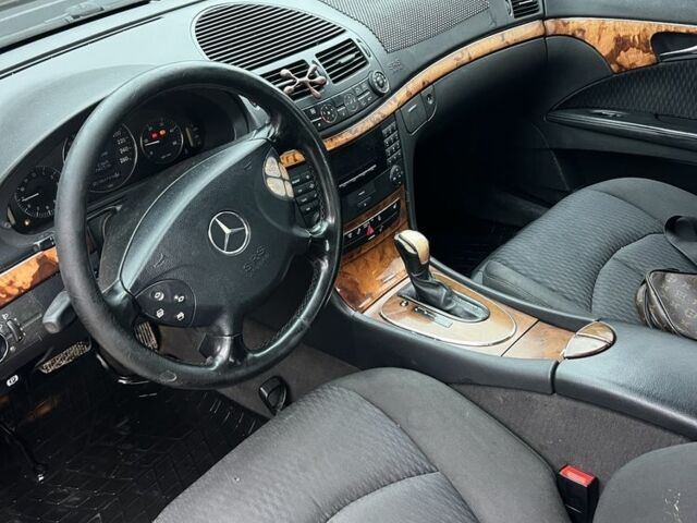 Черный Мерседес Е-Класс, объемом двигателя 2.2 л и пробегом 298 тыс. км за 2650 $, фото 7 на Automoto.ua