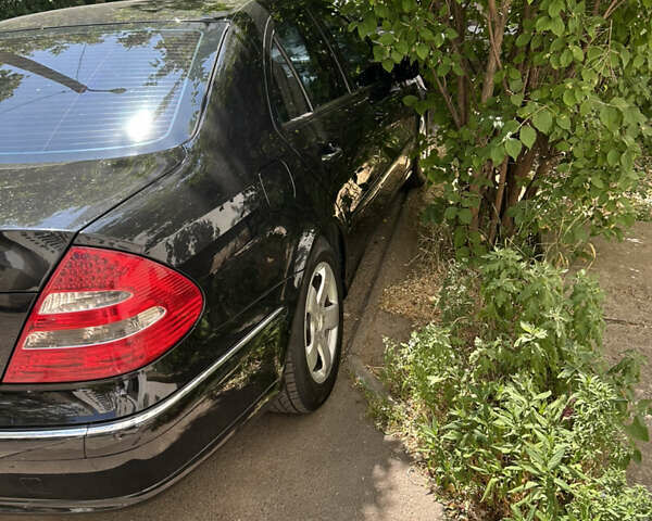 Черный Мерседес Е-Класс, объемом двигателя 2.6 л и пробегом 175 тыс. км за 7950 $, фото 1 на Automoto.ua