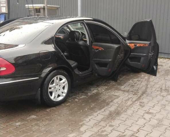 Черный Мерседес Е-Класс, объемом двигателя 2.2 л и пробегом 250 тыс. км за 6000 $, фото 2 на Automoto.ua