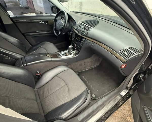 Чорний Мерседес Е-Клас, об'ємом двигуна 1.8 л та пробігом 290 тис. км за 4650 $, фото 5 на Automoto.ua