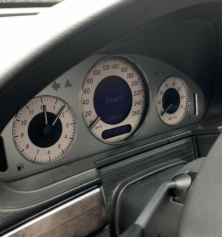 Чорний Мерседес Е-Клас, об'ємом двигуна 4.97 л та пробігом 351 тис. км за 9000 $, фото 15 на Automoto.ua
