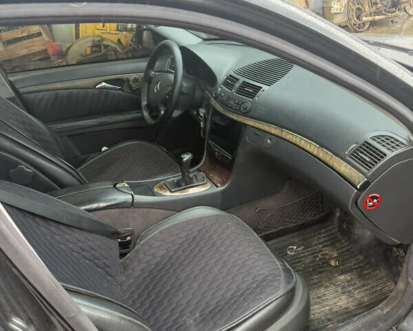 Черный Мерседес Е-Класс, объемом двигателя 2.2 л и пробегом 400 тыс. км за 4600 $, фото 4 на Automoto.ua