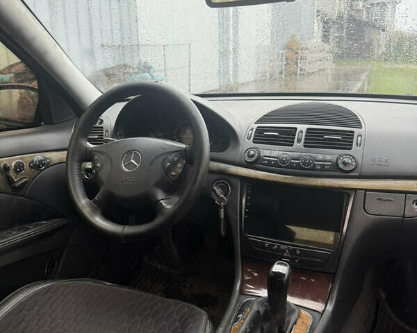 Черный Мерседес Е-Класс, объемом двигателя 2.2 л и пробегом 400 тыс. км за 4600 $, фото 3 на Automoto.ua