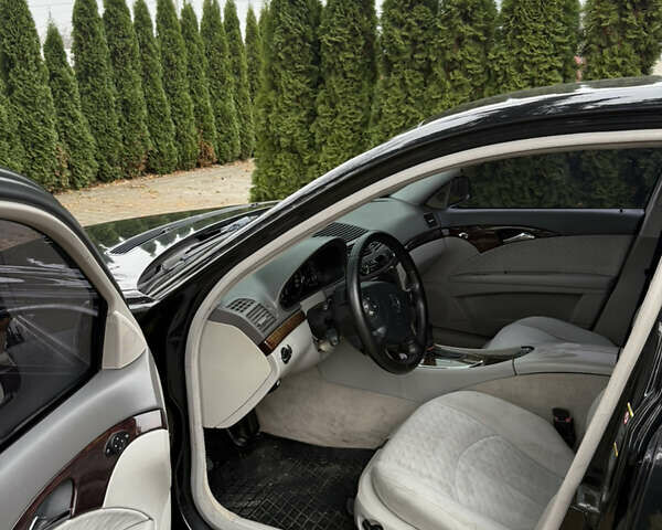 Черный Мерседес Е-Класс, объемом двигателя 2.2 л и пробегом 350 тыс. км за 5499 $, фото 7 на Automoto.ua