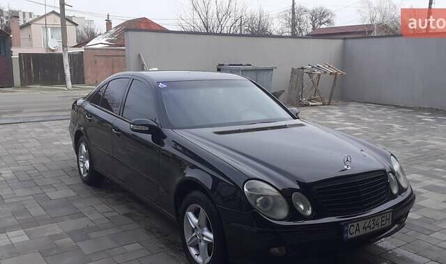 Черный Мерседес Е-Класс, объемом двигателя 3.2 л и пробегом 300 тыс. км за 6127 $, фото 2 на Automoto.ua