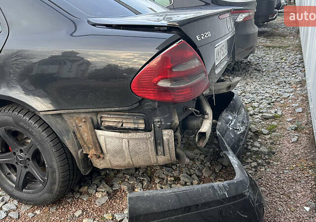 Черный Мерседес Е-Класс, объемом двигателя 2.2 л и пробегом 388 тыс. км за 3400 $, фото 5 на Automoto.ua