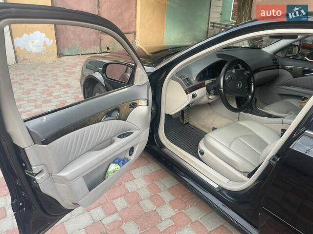 Черный Мерседес Е-Класс, объемом двигателя 2.2 л и пробегом 296 тыс. км за 6900 $, фото 12 на Automoto.ua