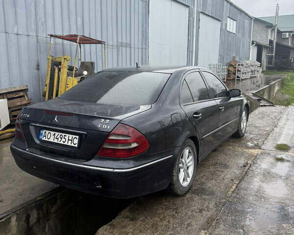 Черный Мерседес Е-Класс, объемом двигателя 2.2 л и пробегом 400 тыс. км за 4600 $, фото 1 на Automoto.ua