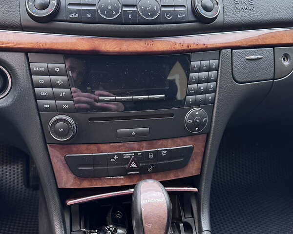 Черный Мерседес Е-Класс, объемом двигателя 3.2 л и пробегом 375 тыс. км за 8000 $, фото 13 на Automoto.ua