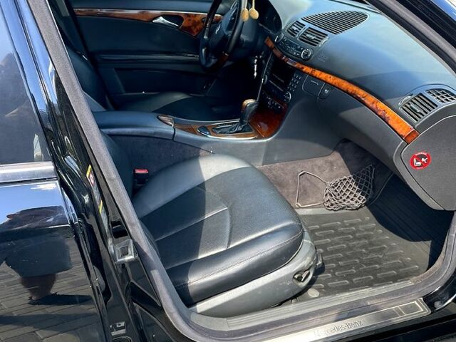 Мерседес Е-Класс 2003 в Полтаве на Automoto.ua Черный Мерседес Е-Класс, объемом двигателя 1.8 л и пробегом 340 тыс. км за 6200 $, фото 5 на Automoto.ua