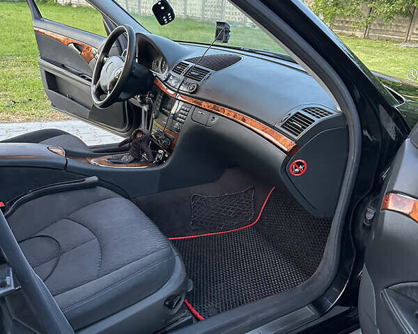 Мерседес Е-Класс 2003 в Дунаевцах на Automoto.ua Черный Мерседес Е-Класс, объемом двигателя 1.8 л и пробегом 265 тыс. км за 6400 $, фото 2 на Automoto.ua