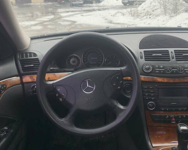 Черный Мерседес Е-Класс, объемом двигателя 2.2 л и пробегом 527 тыс. км за 4999 $, фото 8 на Automoto.ua