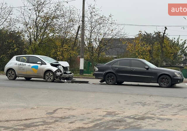 Черный Мерседес Е-Класс, объемом двигателя 2.2 л и пробегом 388 тыс. км за 3400 $, фото 10 на Automoto.ua