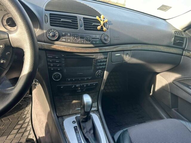 Черный Мерседес Е-Класс, объемом двигателя 2.7 л и пробегом 357 тыс. км за 8000 $, фото 9 на Automoto.ua