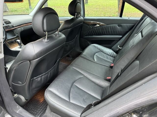 Черный Мерседес Е-Класс, объемом двигателя 3.2 л и пробегом 340 тыс. км за 2850 $, фото 10 на Automoto.ua