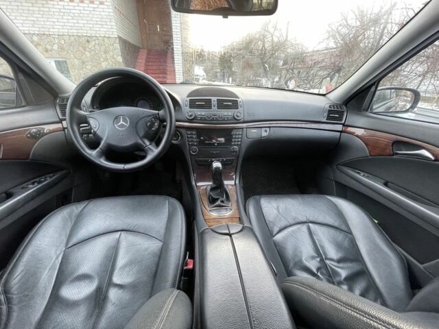 Черный Мерседес Е-Класс, объемом двигателя 2.2 л и пробегом 330 тыс. км за 5800 $, фото 3 на Automoto.ua