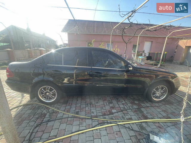 Черный Мерседес Е-Класс, объемом двигателя 2.2 л и пробегом 296 тыс. км за 6900 $, фото 4 на Automoto.ua