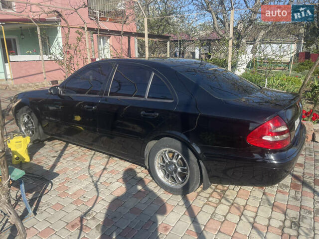 Черный Мерседес Е-Класс, объемом двигателя 2.2 л и пробегом 290 тыс. км за 7000 $, фото 4 на Automoto.ua