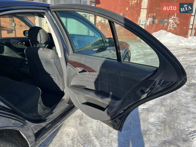 Черный Мерседес Е-Класс, объемом двигателя 2.2 л и пробегом 274 тыс. км за 8800 $, фото 25 на Automoto.ua