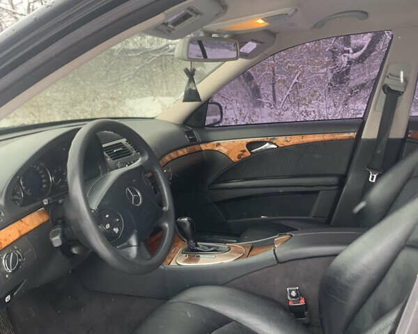 Черный Мерседес Е-Класс, объемом двигателя 2.2 л и пробегом 527 тыс. км за 4999 $, фото 7 на Automoto.ua