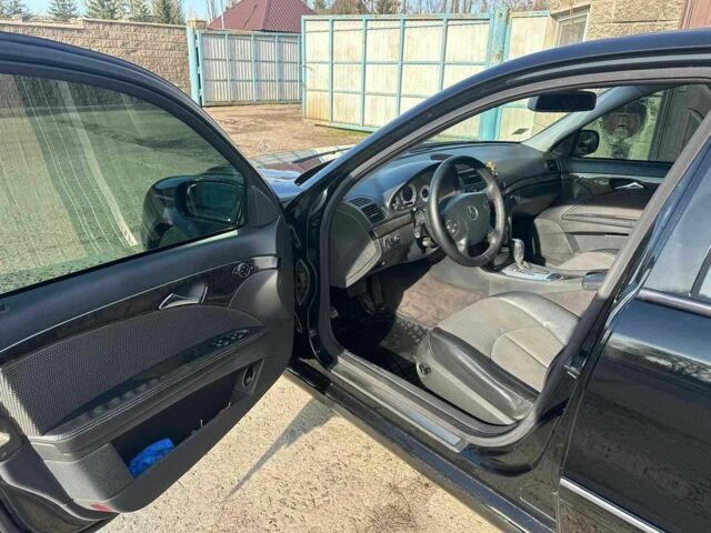 Черный Мерседес Е-Класс, объемом двигателя 2.7 л и пробегом 357 тыс. км за 8000 $, фото 8 на Automoto.ua