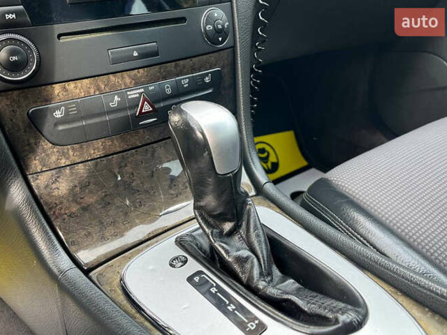 Черный Мерседес Е-Класс, объемом двигателя 1.8 л и пробегом 330 тыс. км за 9000 $, фото 13 на Automoto.ua