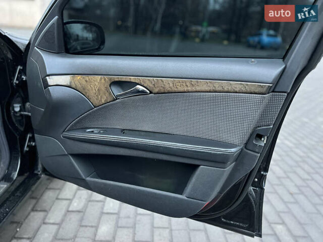 Черный Мерседес Е-Класс, объемом двигателя 2.2 л и пробегом 350 тыс. км за 7200 $, фото 11 на Automoto.ua