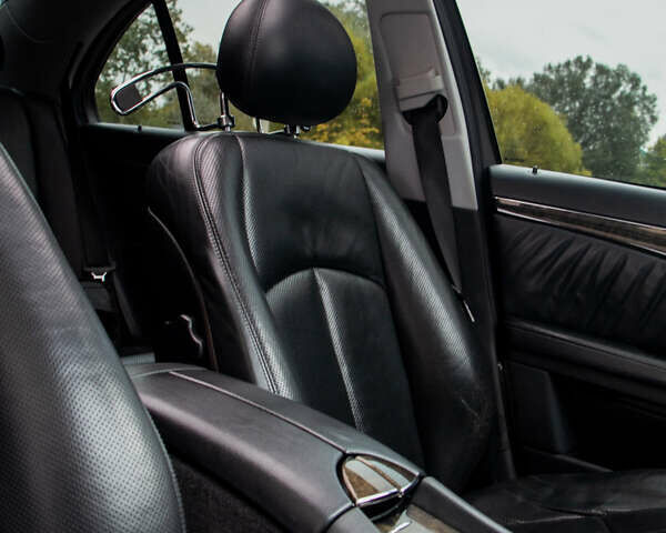 Чорний Мерседес Е-Клас, об'ємом двигуна 5 л та пробігом 202 тис. км за 15000 $, фото 27 на Automoto.ua