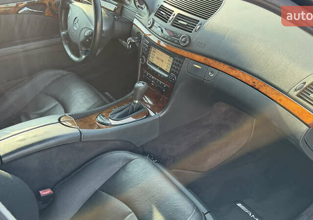 Черный Мерседес Е-Класс, объемом двигателя 5 л и пробегом 238 тыс. км за 12000 $, фото 14 на Automoto.ua