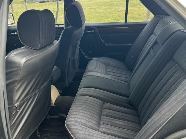 Черный Мерседес Е-Класс, объемом двигателя 3.2 л и пробегом 375 тыс. км за 1850 $, фото 9 на Automoto.ua