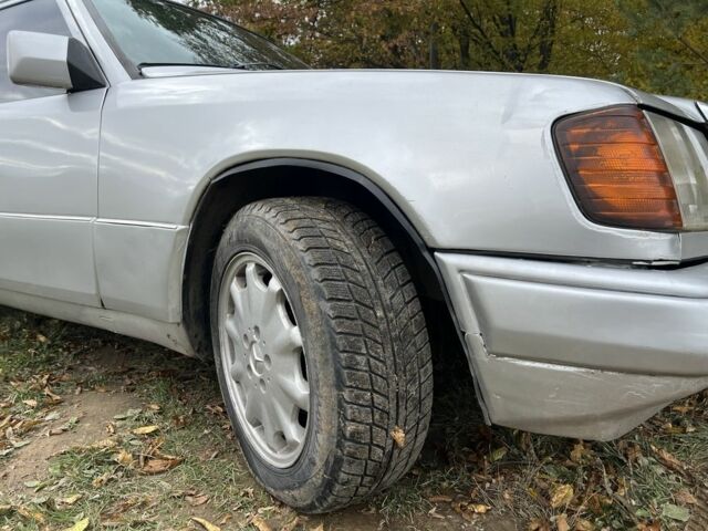 Черный Мерседес Е-Класс, объемом двигателя 3.2 л и пробегом 375 тыс. км за 1850 $, фото 5 на Automoto.ua