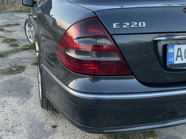 Чорний Мерседес Е-Клас, об'ємом двигуна 2.2 л та пробігом 400 тис. км за 7600 $, фото 4 на Automoto.ua