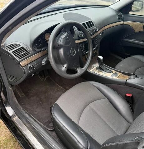 Черный Мерседес Е-Класс, объемом двигателя 2.2 л и пробегом 350 тыс. км за 3200 $, фото 4 на Automoto.ua