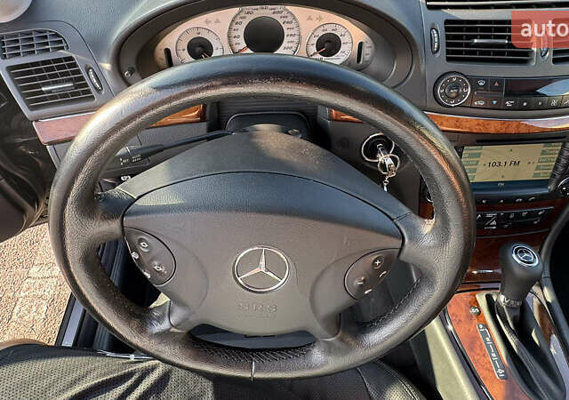 Черный Мерседес Е-Класс, объемом двигателя 5 л и пробегом 238 тыс. км за 12000 $, фото 34 на Automoto.ua