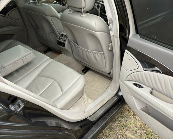 Черный Мерседес Е-Класс, объемом двигателя 2 л и пробегом 355 тыс. км за 6200 $, фото 7 на Automoto.ua