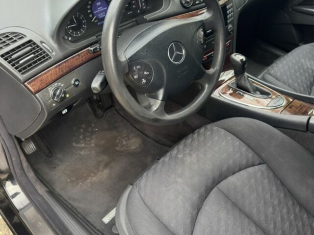 Черный Мерседес Е-Класс, объемом двигателя 1.8 л и пробегом 268 тыс. км за 7700 $, фото 7 на Automoto.ua