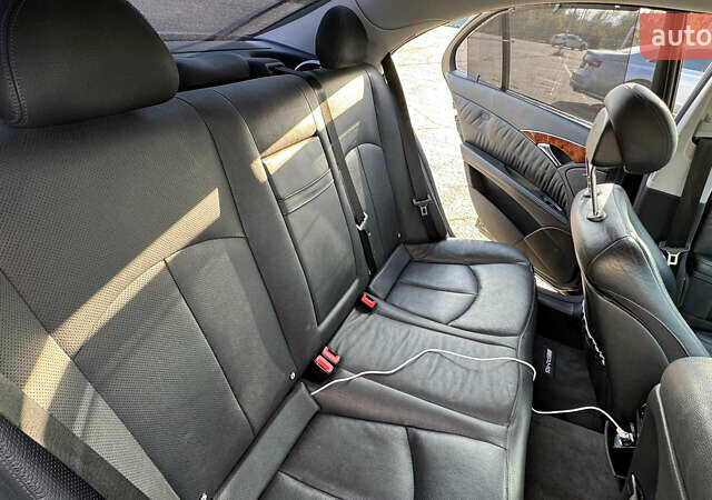 Черный Мерседес Е-Класс, объемом двигателя 5 л и пробегом 238 тыс. км за 12000 $, фото 19 на Automoto.ua