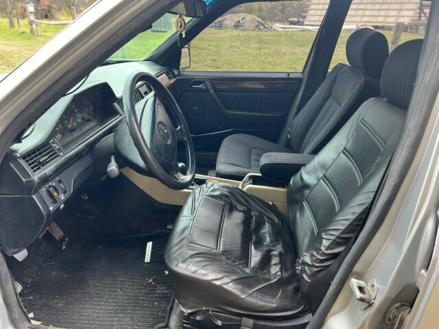 Черный Мерседес Е-Класс, объемом двигателя 3.2 л и пробегом 375 тыс. км за 1850 $, фото 8 на Automoto.ua